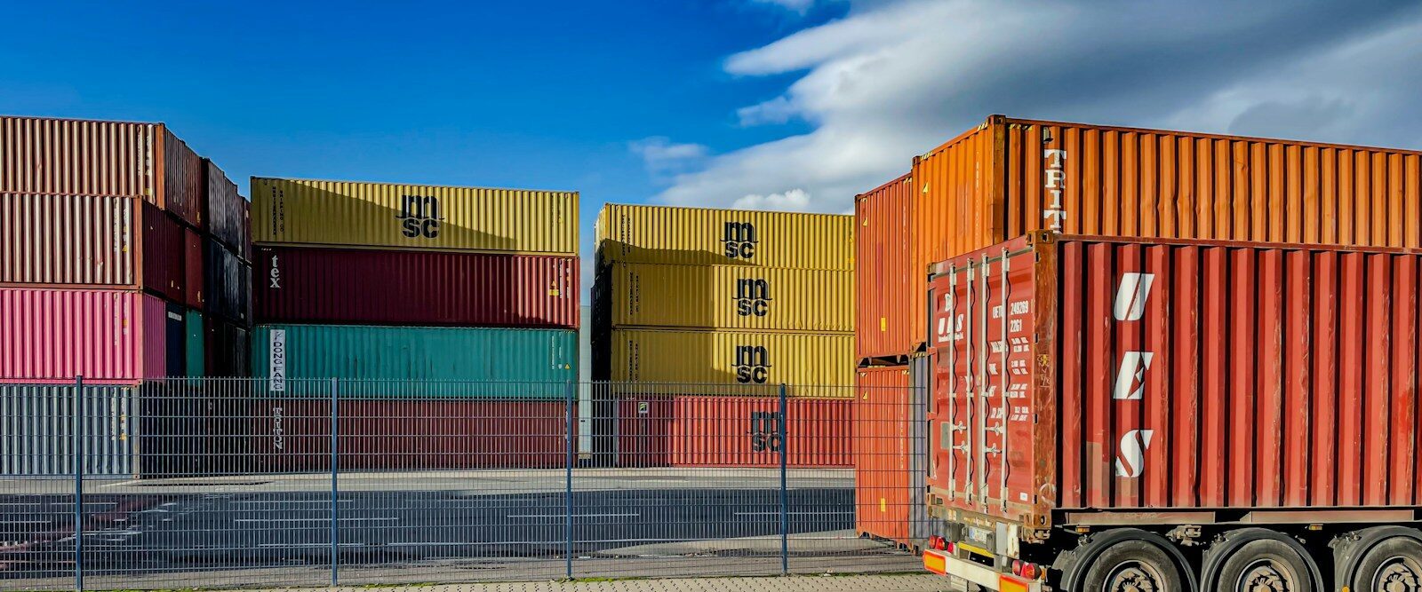 Die Exportberatung definiert sich als die qualifizierte, strategische Begleitung von Unternehmen beim Transfer von Waren und Dienstleistungen über nationale Grenzen hinweg.